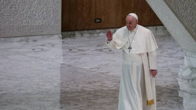 El Papa Francisco llega para su audiencia general semanal en el Salón de audiencias Pablo VI en el Vaticano.