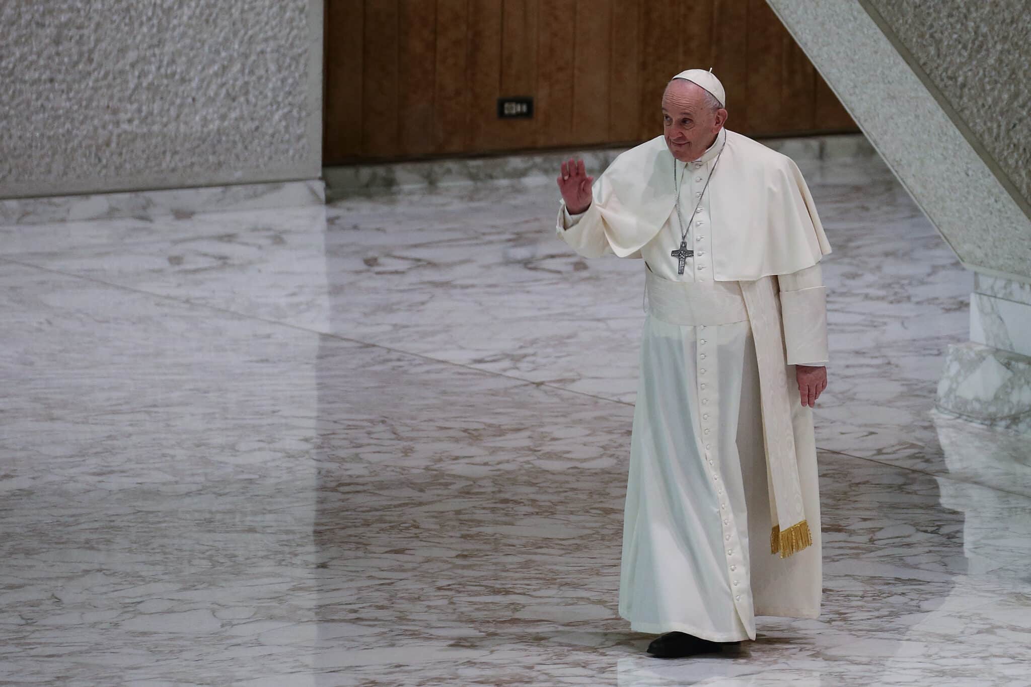 El Papa Francisco llega para su audiencia general semanal en el Salón de audiencias Pablo VI en el Vaticano.