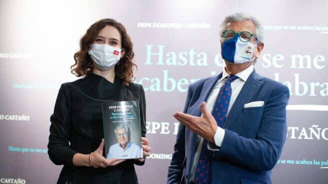 El locutor de radio Pepe Domingo Castaño publica 'Hasta que se me acaben las palabras', con prólogo de Julio Iglesias La presidenta de la Comunidad de Madrid, Isabel Díaz Ayuso, y el presentador de radio y televisión y escritor, Pepe Domingo Castaño, en la presentación del libro ‘Hasta que se me acaben las palabras’ de Pepe Domingo Castaño