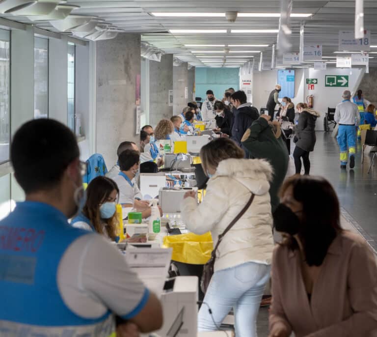 Sanidad reporta más de 300.000 casos durante el fin de semana y 235 fallecidos