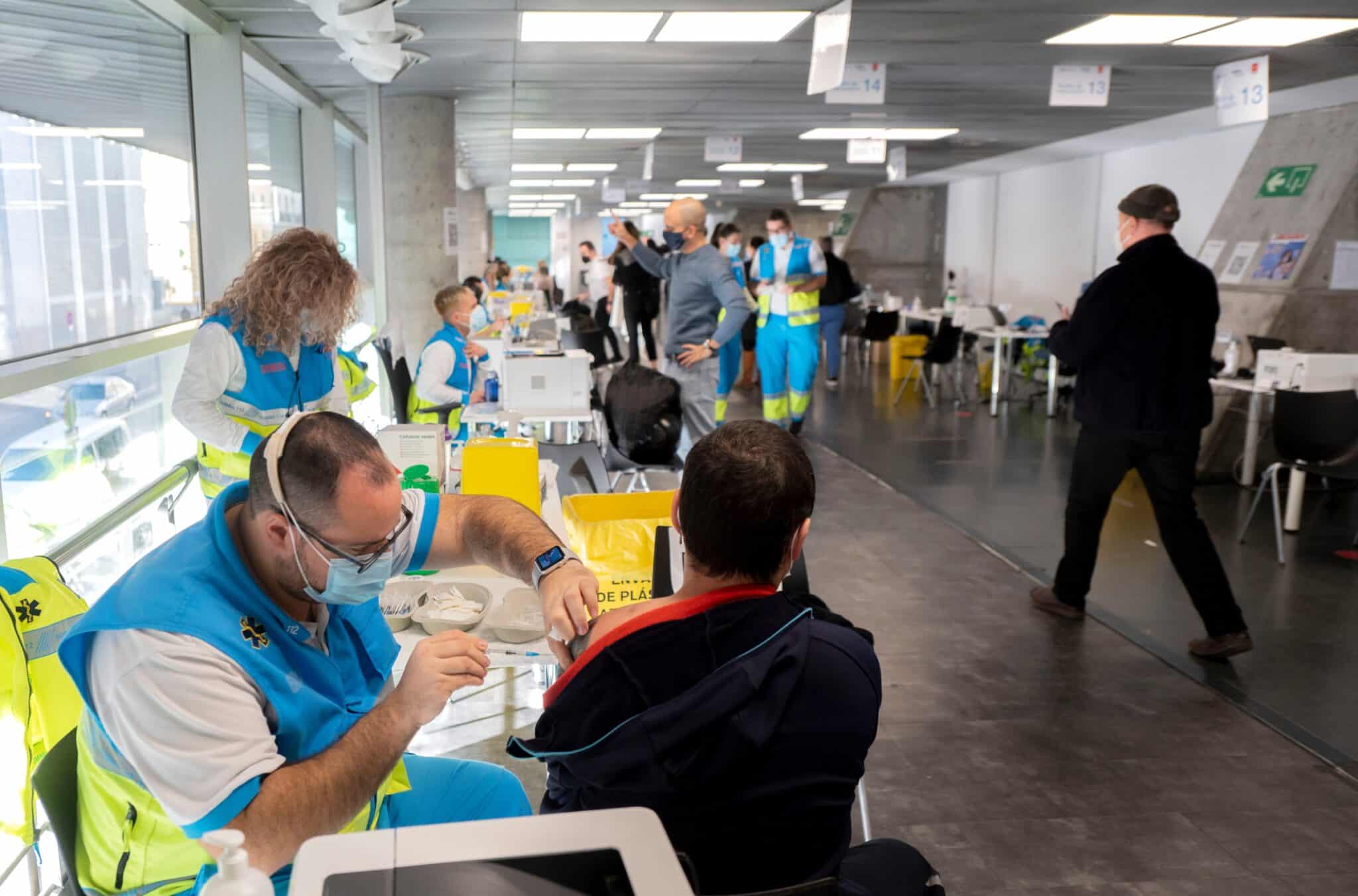 Varias personas son vacunadas contra el Covid-19, en el WiZink Center, a 20 de enero de 2022, en Madrid, (España).