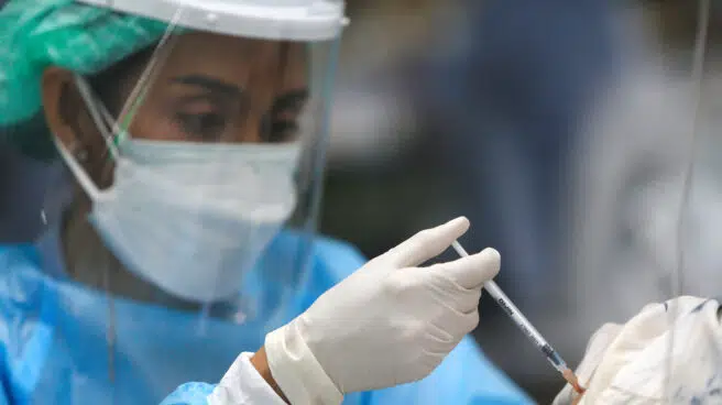 España registra otros 130.000 contagios mientras sigue bajando la incidencia y la presión hospitalaria