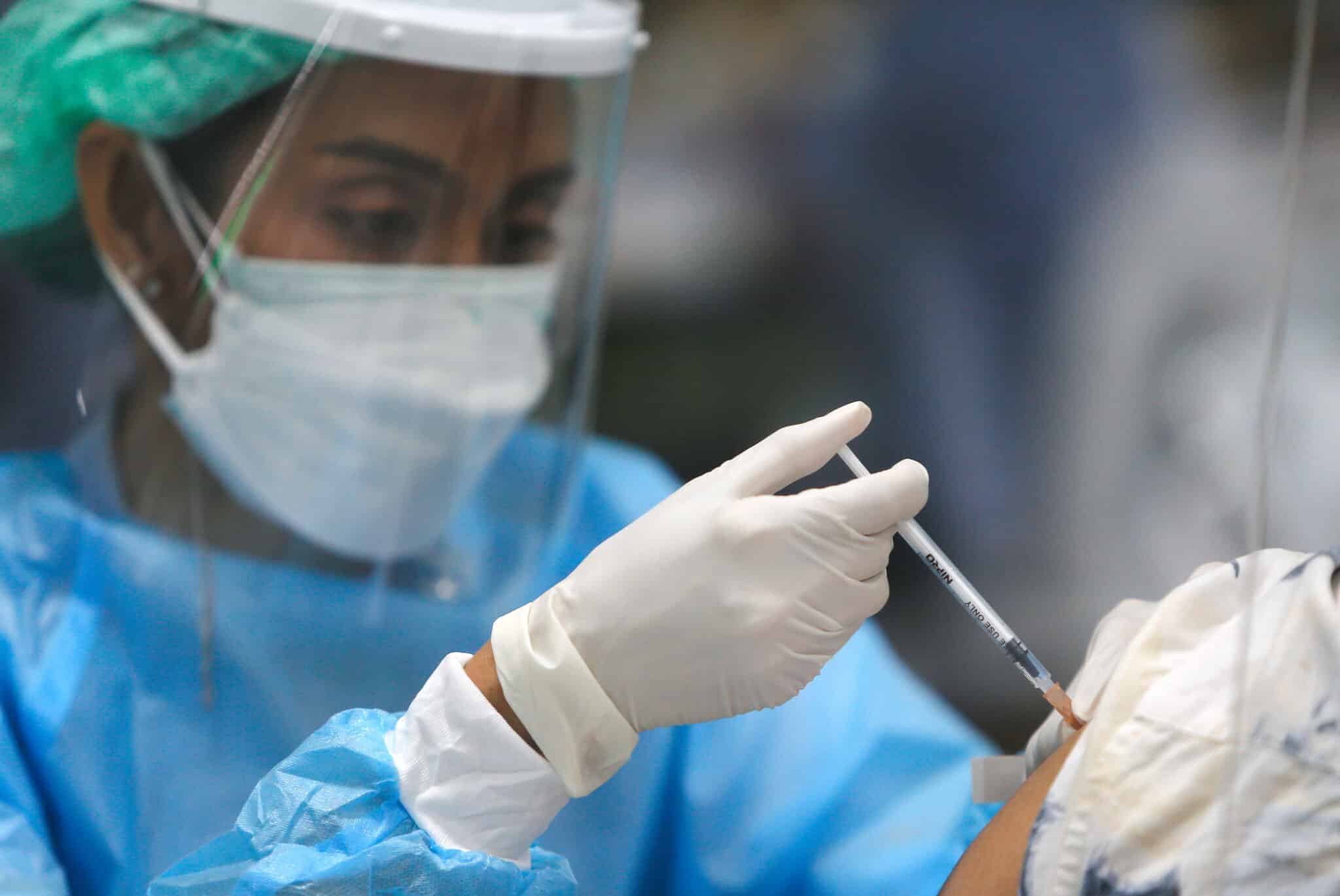 Casi 3 millones de españoles, llamados desde el lunes a recibir la cuarta dosis de la vacuna Covid