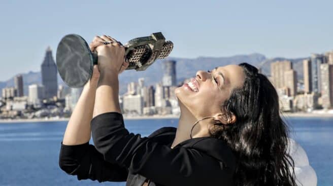 La artista Chanel ganadora de Benidorm Fest 2022, posa con su trofeo en el Mirador del Castillo, a 30 de enero de 2022, en Benidorm, Alicante, Comunidad Valenciana (España).