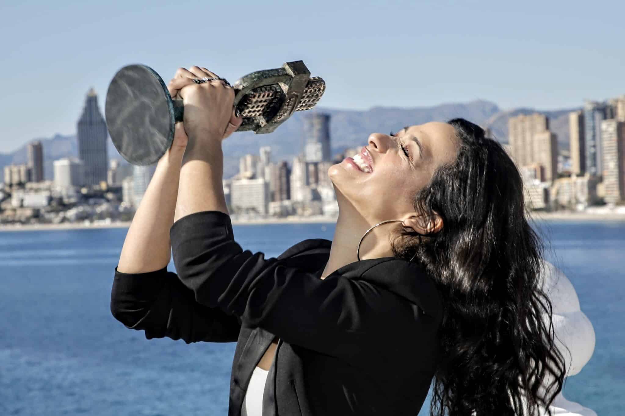 La artista Chanel ganadora de Benidorm Fest 2022, posa con su trofeo en el Mirador del Castillo, a 30 de enero de 2022, en Benidorm, Alicante, Comunidad Valenciana (España).