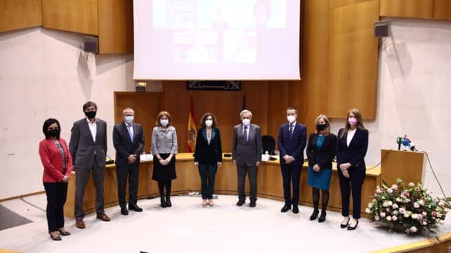 La armonización fiscal divide al grupo de expertos para la reforma La ministra de Hacienda, María Jesús Montero (en el centro), posa en abril con algunos de los miembros del comité de expertos para la reforma fiscal.
