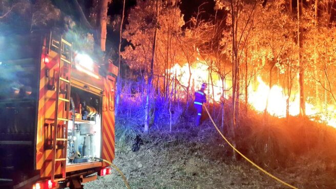 Extinción de incendio forestal cerca del vertedero de #Meruelo. Tenía dos focos en los que se han empleado unos 4.500 litros de agua.