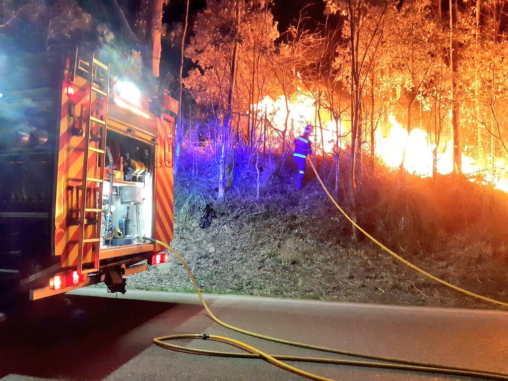 Extinción de incendio forestal cerca del vertedero de #Meruelo. Tenía dos focos en los que se han empleado unos 4.500 litros de agua.