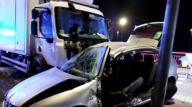 Fallece un hombre de 52 años tras una colisión entre un turismo y un camión en Alcalá de Henares Coche del accidente en Alcalá de Henares