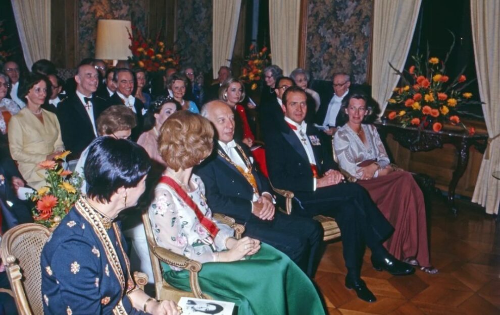 Los Reyes de España en una recepción con Walter Scheel, presidente de Alemania en el castillo de Gymnich en 1977.