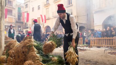 Un tarraconense gana el concurso de Valls al comer 192 calçots en 45 minutos