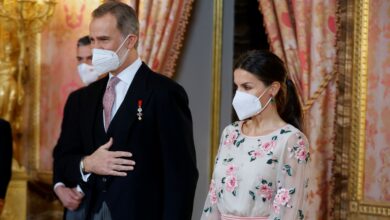 La Reina Letizia incorpora a su ropero un vestido de la Reina Sofía de hace 45 años