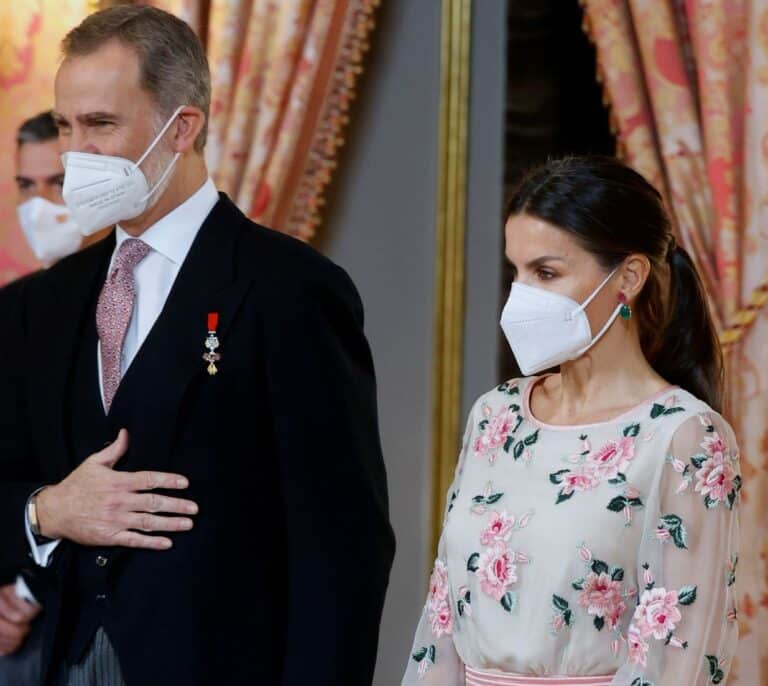 La Reina Letizia incorpora a su ropero un vestido de la Reina Sofía de hace 45 años