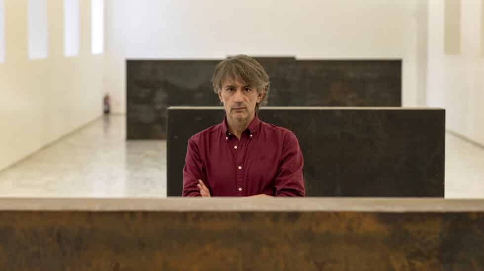 Juan Tallón en el Reina Sofía junto a la copia de la escultura de Richard Serra.