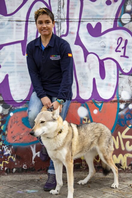 Elena Sánchez, policía nacional que pertenece al colectivo LGTBIPOL, junto a su perra Onyx