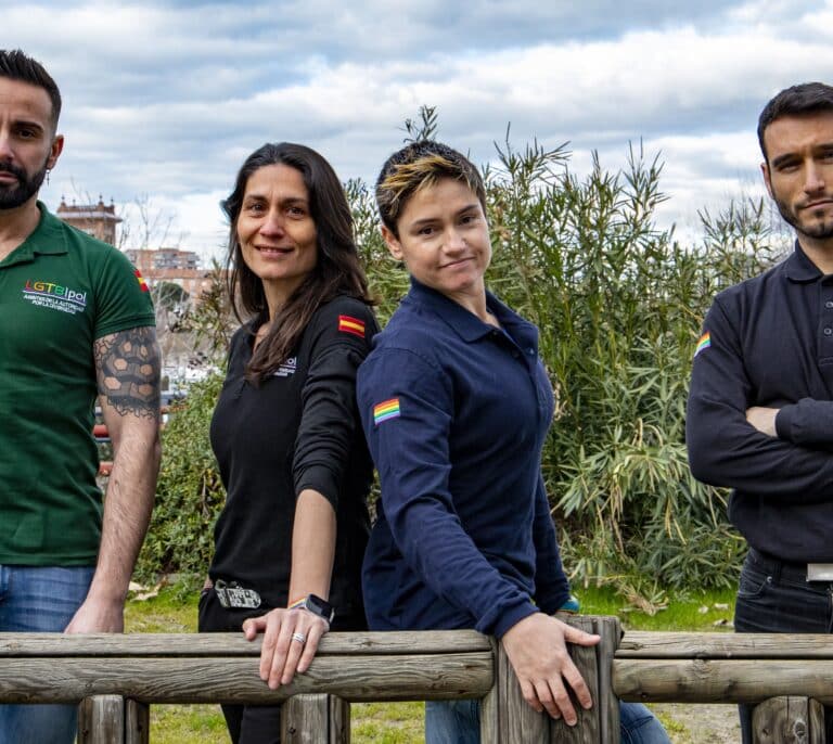 Los uniformados LGTBI: "Los compañeros que más nos atacan son quienes no han salido del armario"