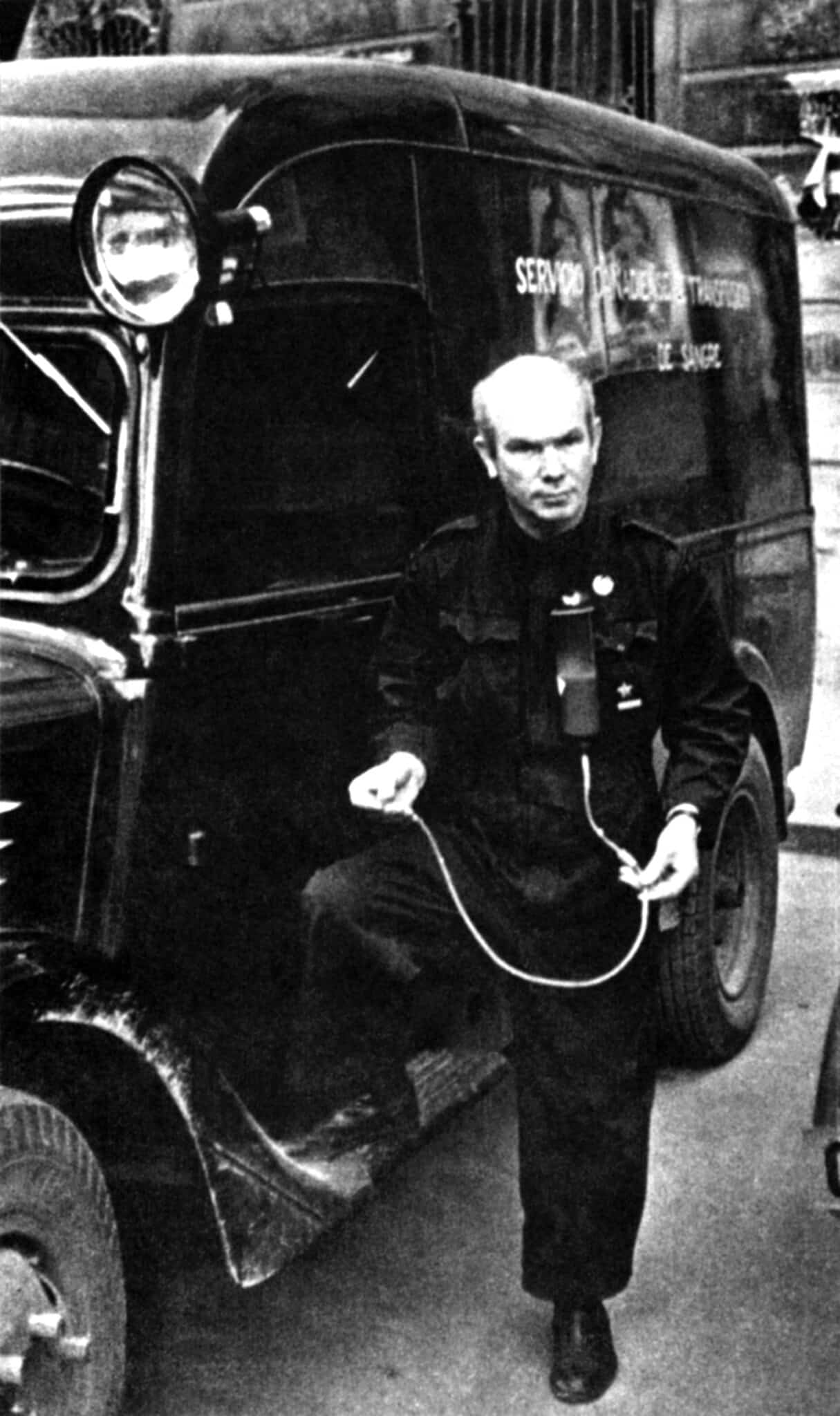 Norman Bethune, con su unidad de trasfusión.
