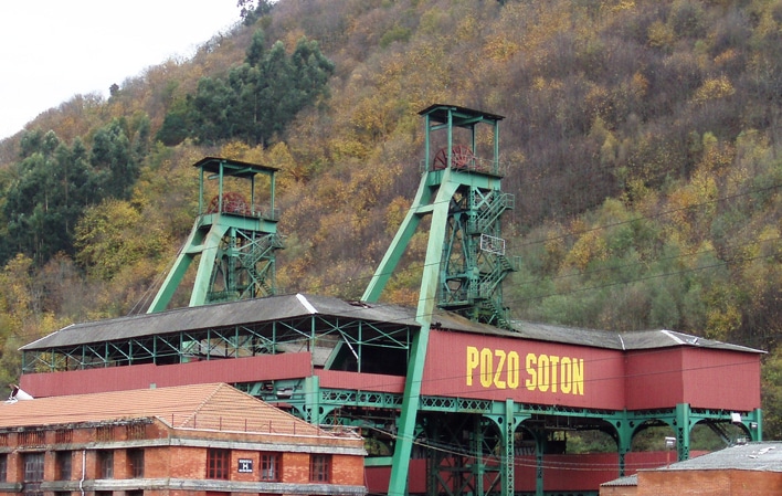 Exterior del Pozo Sotón, en Asturias.