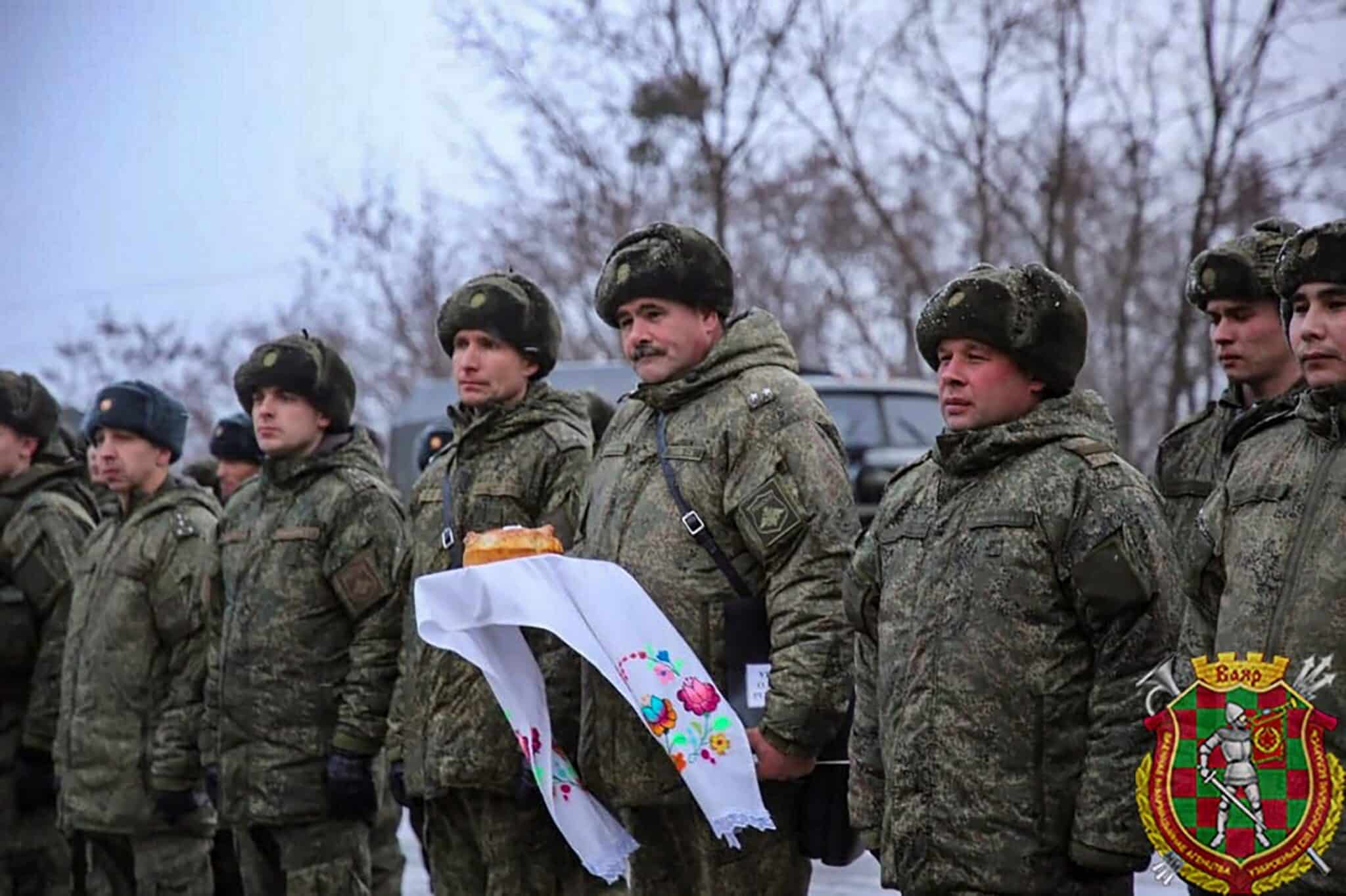 Las tropas bielorrusas dan la bienvenida a los rusos antes de sus maniobras
