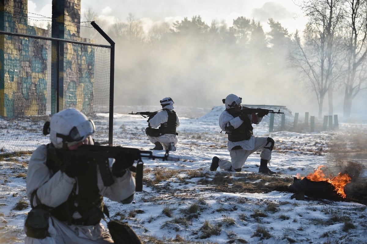 Varios soldados rusos realizan maniobras en Golovenski, su territorio