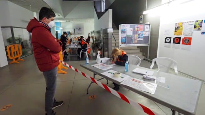 Un paciente da su documentación para realizarse uno de los tests de antígenos en un polideportivo de Valladolid.