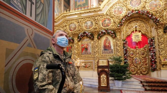 Ucrania, sobre un equilibrio inestable Un veterano ucraniano rinde homenaje a las víctimas del conflicto