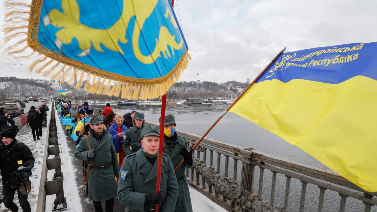 Cientos de ucranianos forman una cadena humana para conmemorar la unificación del este y el oeste del país, en 1919