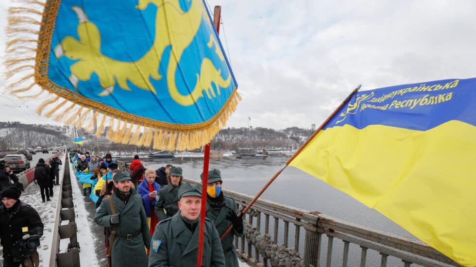 Cientos de ucranianos forman una cadena humana para conmemorar la unificación del este y el oeste del país, en 1919
