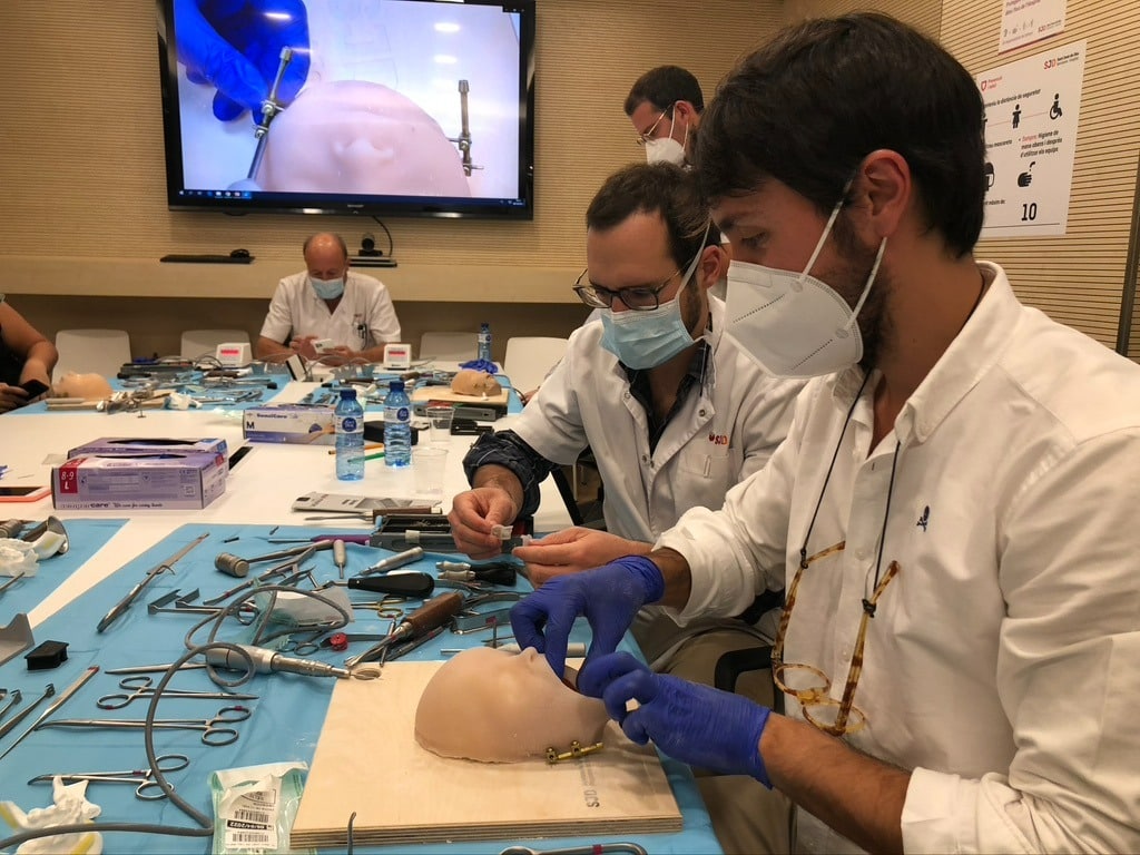 El equipo de la Unidad 3D del Hospital San Joan de Deu trabajando en un modelo de rostro impreso.