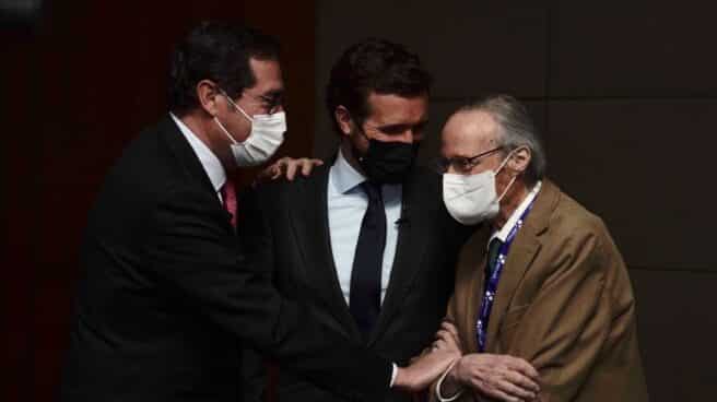 El presidente de la CEOE, Antonio Garamendi; el líder del PP, Pablo Casado; y el ex ministro del PP, Josep Piqué. El presidente de la CEOE, Antonio Garamendi; el líder del PP, Pablo Casado; y el ex ministro del PP, Josep Piqué.