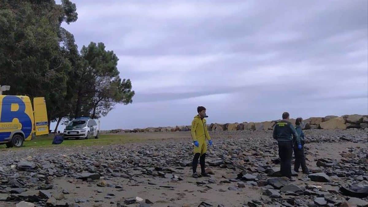 Fallece un hombre ahogado en Coaña cuando intentaba salvar a su perro del fuerte oleaje