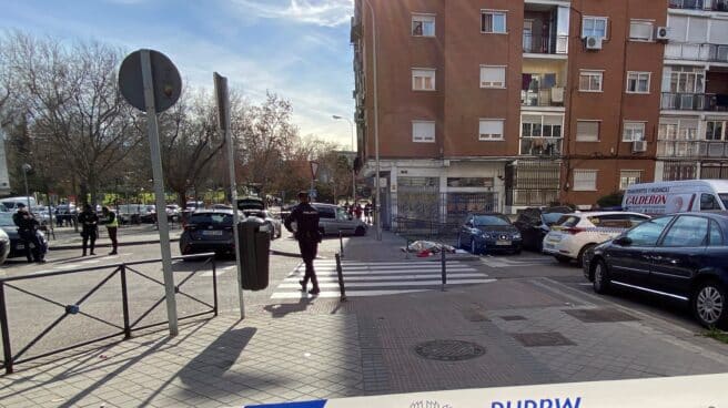 Vista general del lugar donde un joven de 19 años falleció tras ser víctima de un ataque con arma blanca en el madrileño barrio de Villaverde