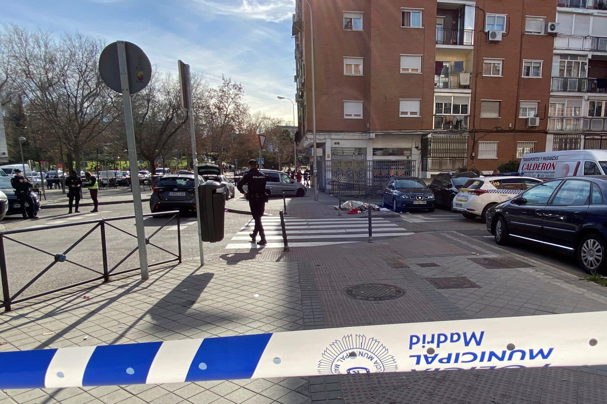 Vista general del lugar donde un joven de 19 años falleció tras ser víctima de un ataque con arma blanca en el madrileño barrio de Villaverde