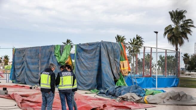 Una testigo del accidente de Mislata: "Vi a los niños en el aire y dije: ¡Madre mía, se caen!" Agentes de la policía nacional investigan la atracción hinchable donde ha fallecido una menor, en la feria de Mislata