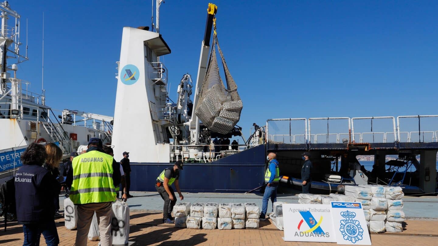 Descarga en el puerto de Vigo de la cocaína, inteceptada a un velero en aguas del Atlántico norte en octubre de 2021.