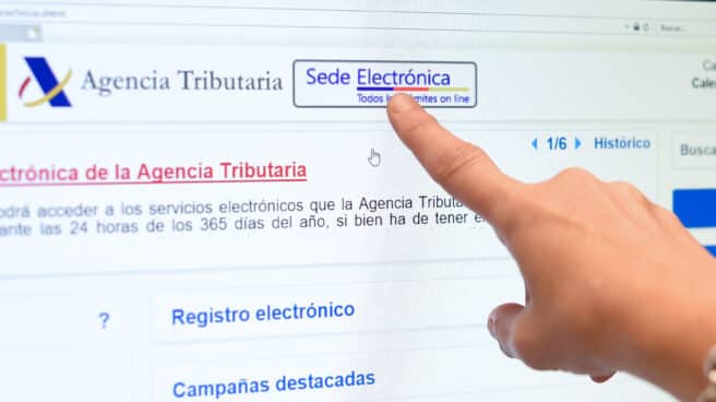 El Gobierno propone subir el salario de los empleados públicos un 2% para 2022 Una persona en la sede electrónica de la Agencia Tributaria.