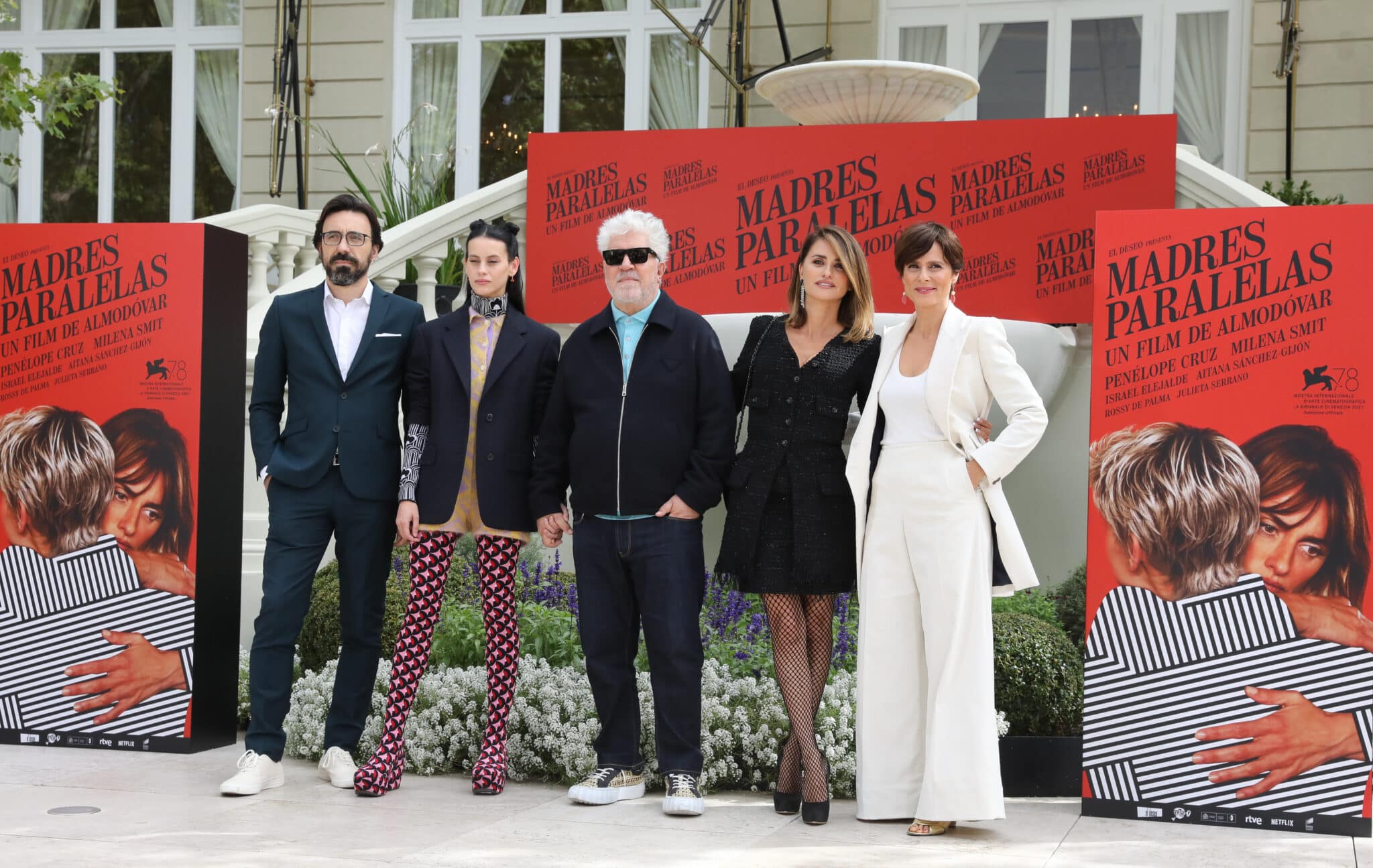 (I-D) Los actores Israel Elejalde, Milena Smit, el director de cine Pedro Almodóvar y las actrices Penélope Cruzy Aitana Sánchez-Gijón, posan en el photocall de ‘Madres Paralelas’ en el Hotel Ritz, a 4 de octubre de 2021, en Madrid, (España). ‘Madres paralelas’, que estará en cines a partir del 8 de octubre, es una de las tres películas españolas preseleccionadas para representar a España en la próxima edición de los premios Oscar.