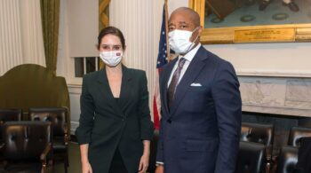 Ayuso viaja a Nueva York para tratar con el nuevo alcalde la gestión de la pandemia