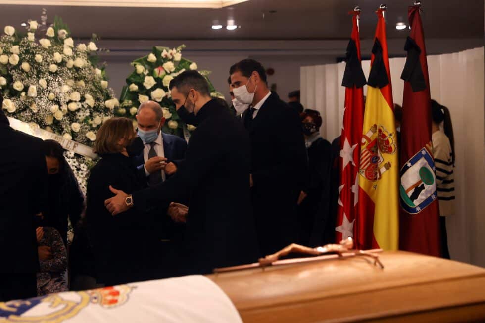 Los exfutbolistas Fernando Hierro (d) y Fernando Sanz (c) dan el pésame a la viuda de Paco Gento, Marliluz (i), esta tarde en la capilla ardiente que el Real Madrid ha abierto en el palco de honor