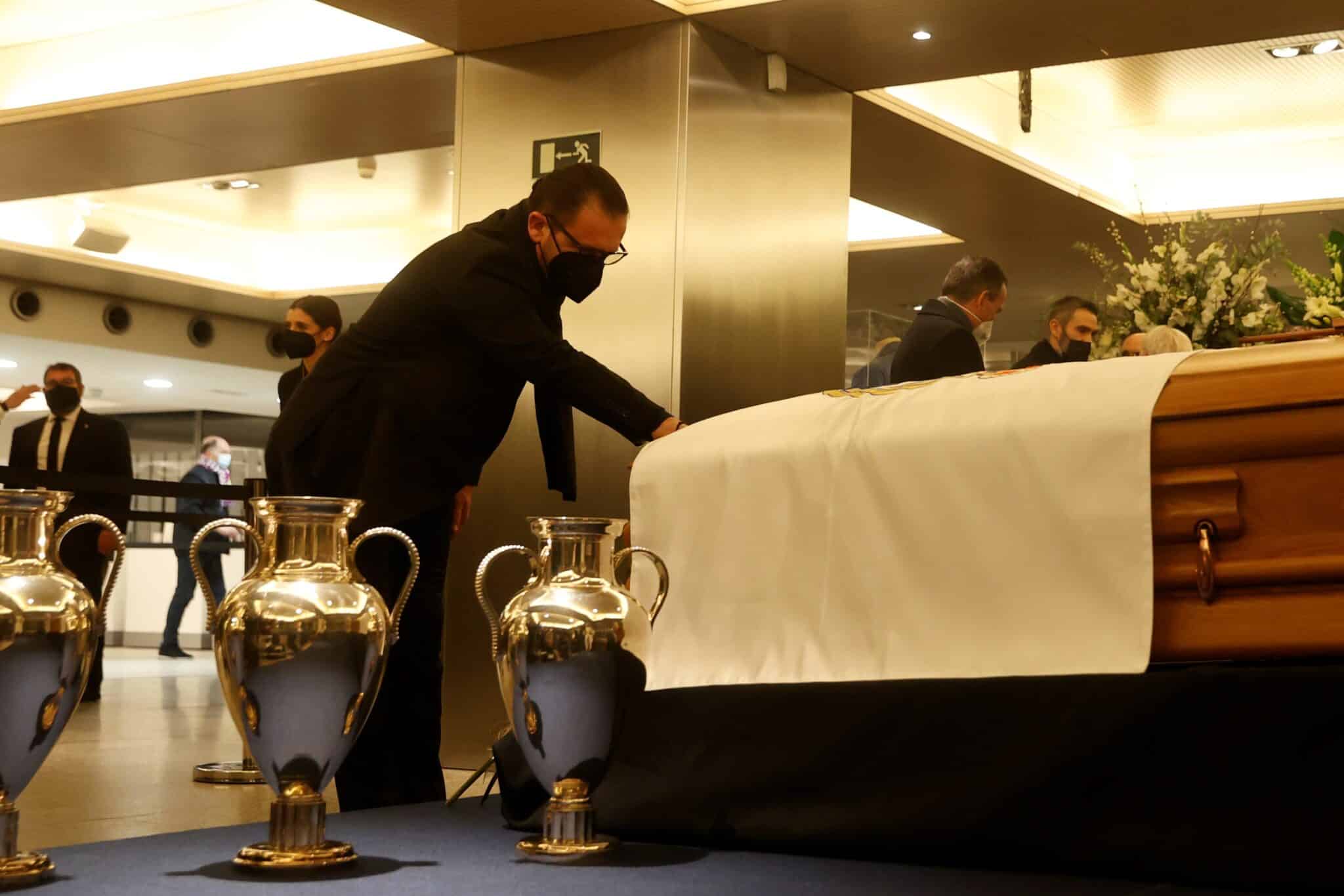 El exfutbolista montenegrino Predrag Mijatovic se despide de Paco Gento en la capilla ardiente que el Real Madrid ha abierto esta tarde en el palco de honor del Santiago Bernabéu.