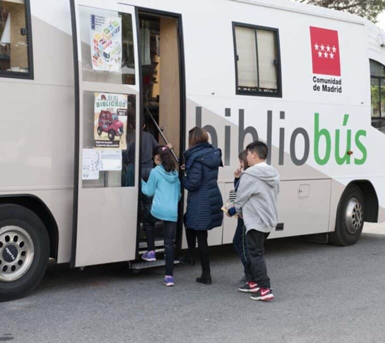 Más de 1 millón de libros, 2.008 pueblos y 3.167 paradas: los números del Bibliobús