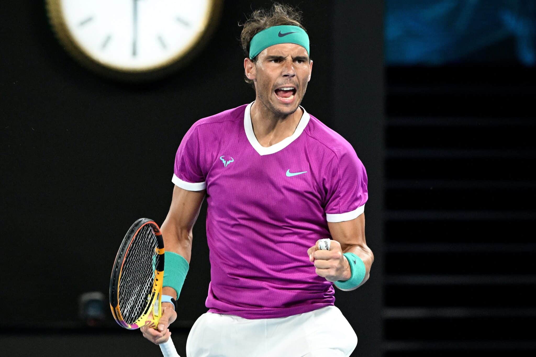 El tenista español Rafael Nadal celebra un punto durante el partido de Abierto de Australia que disputó contra el ruso Karen Khachanov este viernes en Melbourne,