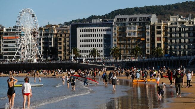 Donostiarras y turistas disfrutan de un día soleado con altas temperaturas en la playa de la Concha de San Sebastián