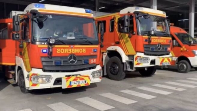 Fotografía de camiones de bomberos en una estación en Madrid