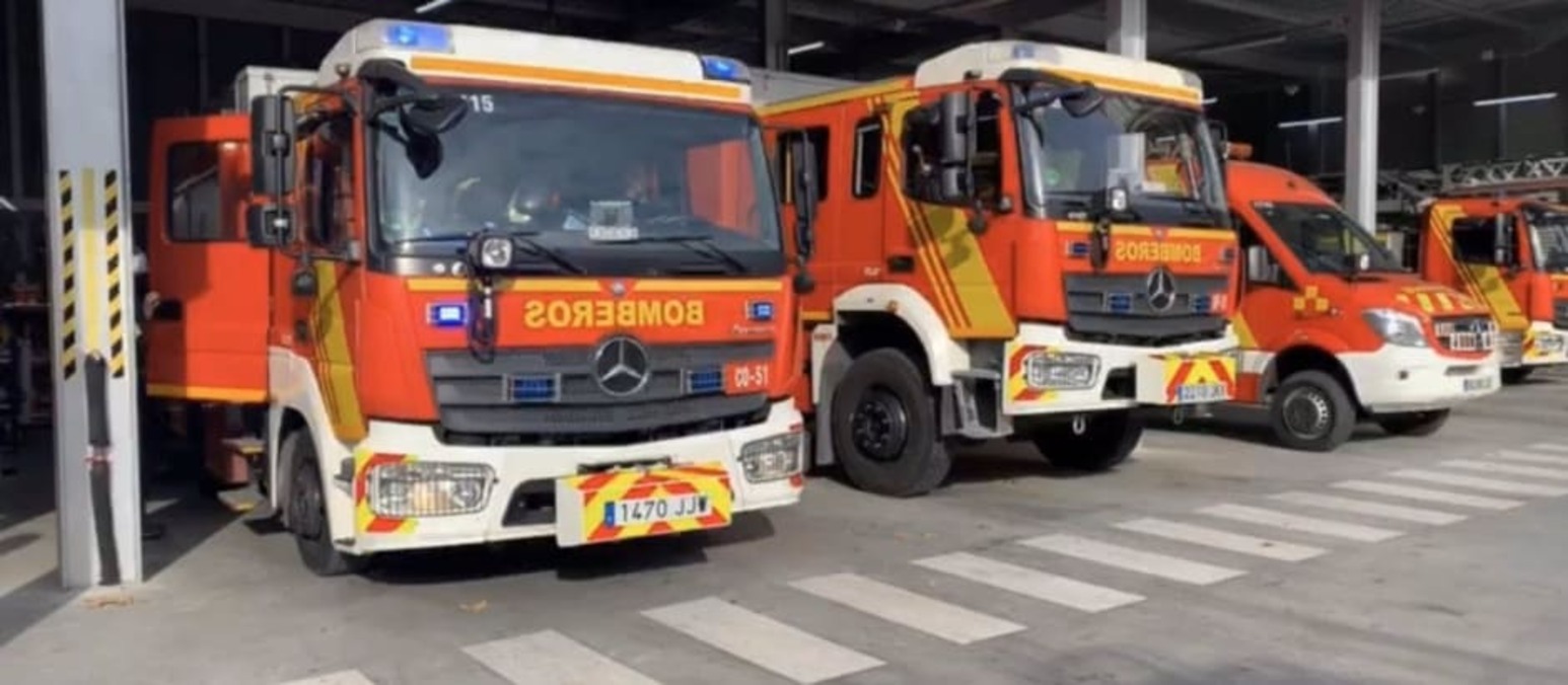 Fotografía de camiones de bomberos en una estación en Madrid