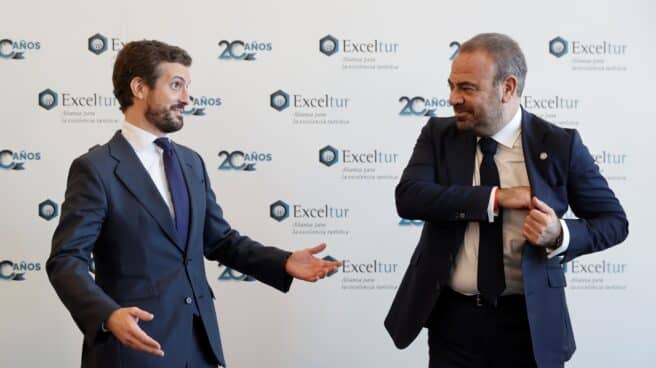 El presidente de Exceltur, Gabriel Escarrer (d) junto con el presidente del Partido Popular, Pablo Casado.