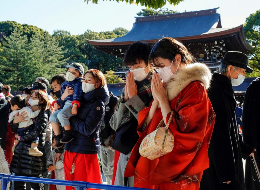 Los visitantes oran por salud, prosperidad y buen futuro durante su primera visita de Año Nuevo al Santuario Meiji en Tokio, Japón