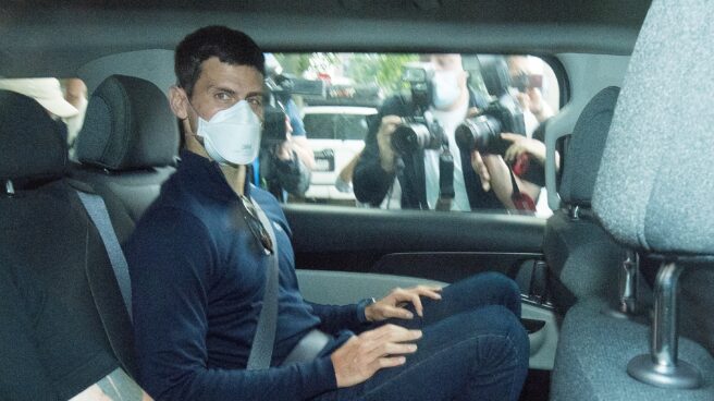 El tenista serbio Novak Djokovic sale del centro de detención del gobierno del Park Hotel