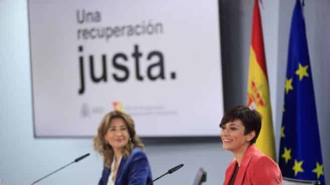 La ministra portavoz del Gobierno, Isabel Rodríguez (d), y la ministra de Transportes, Movilidad y Agenda Urbana, Raquel Sánchez