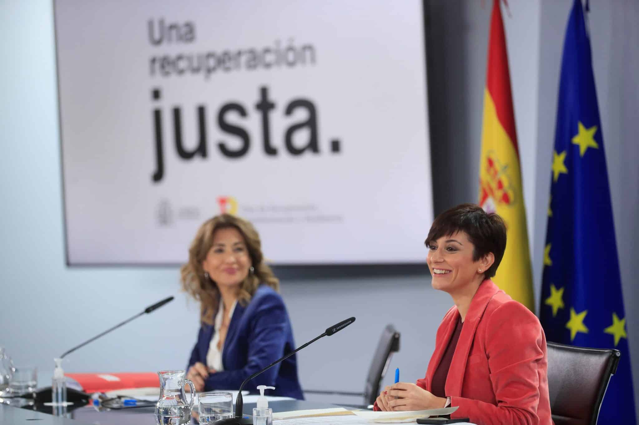 La ministra portavoz del Gobierno, Isabel Rodríguez (d), y la ministra de Transportes, Movilidad y Agenda Urbana, Raquel Sánchez